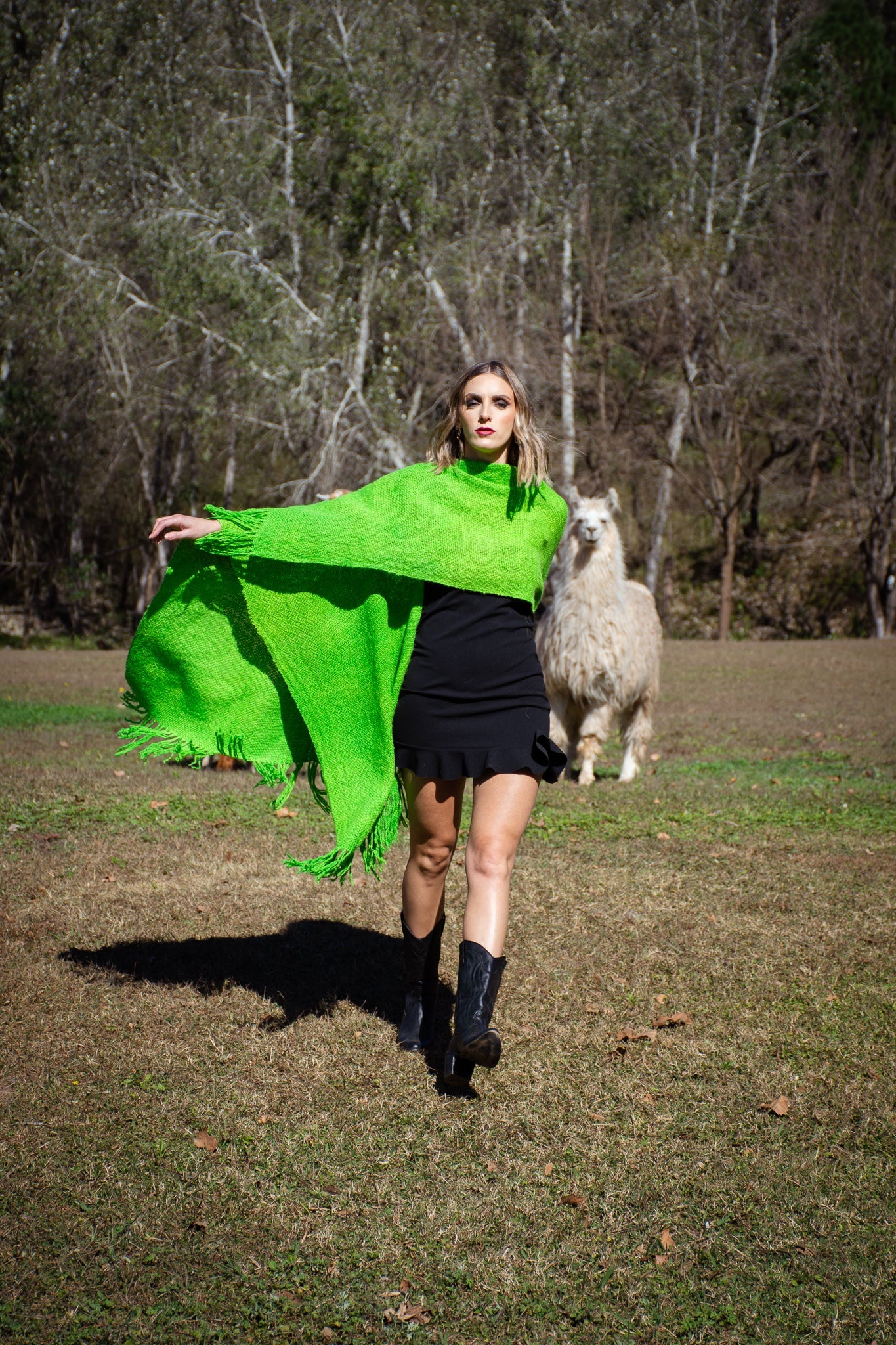 Ruana "Amancay" Hilos Llama Baby en Telar